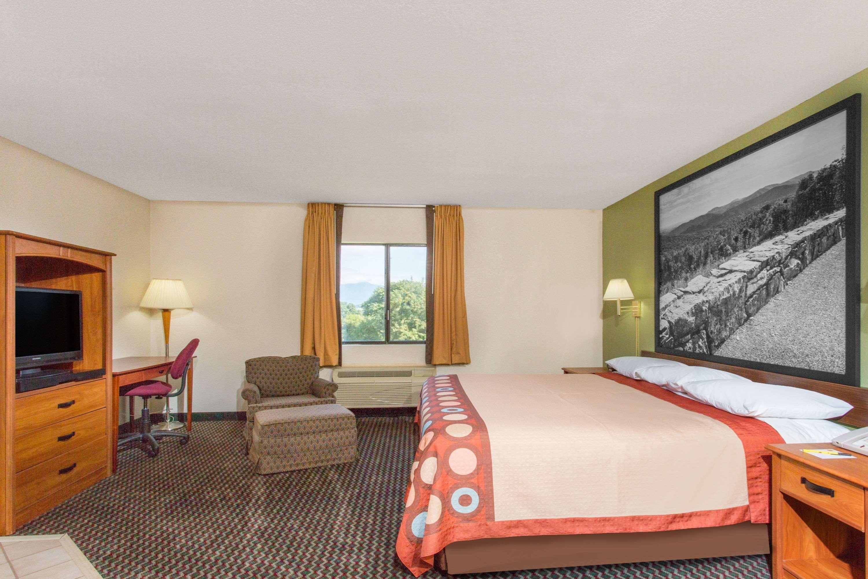 Super 8 By Wyndham Bedford Hotel Exterior photo
