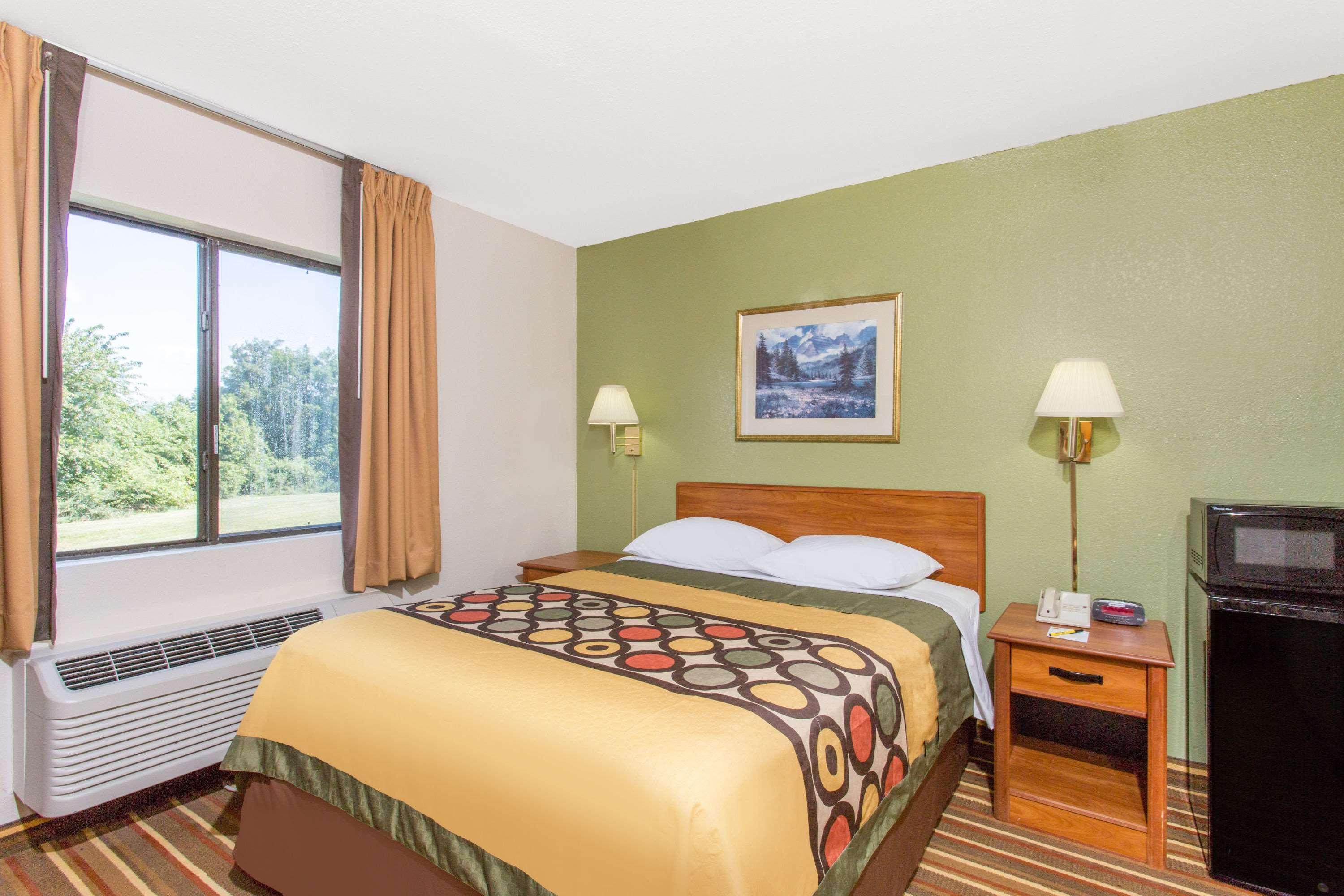 Super 8 By Wyndham Bedford Hotel Exterior photo