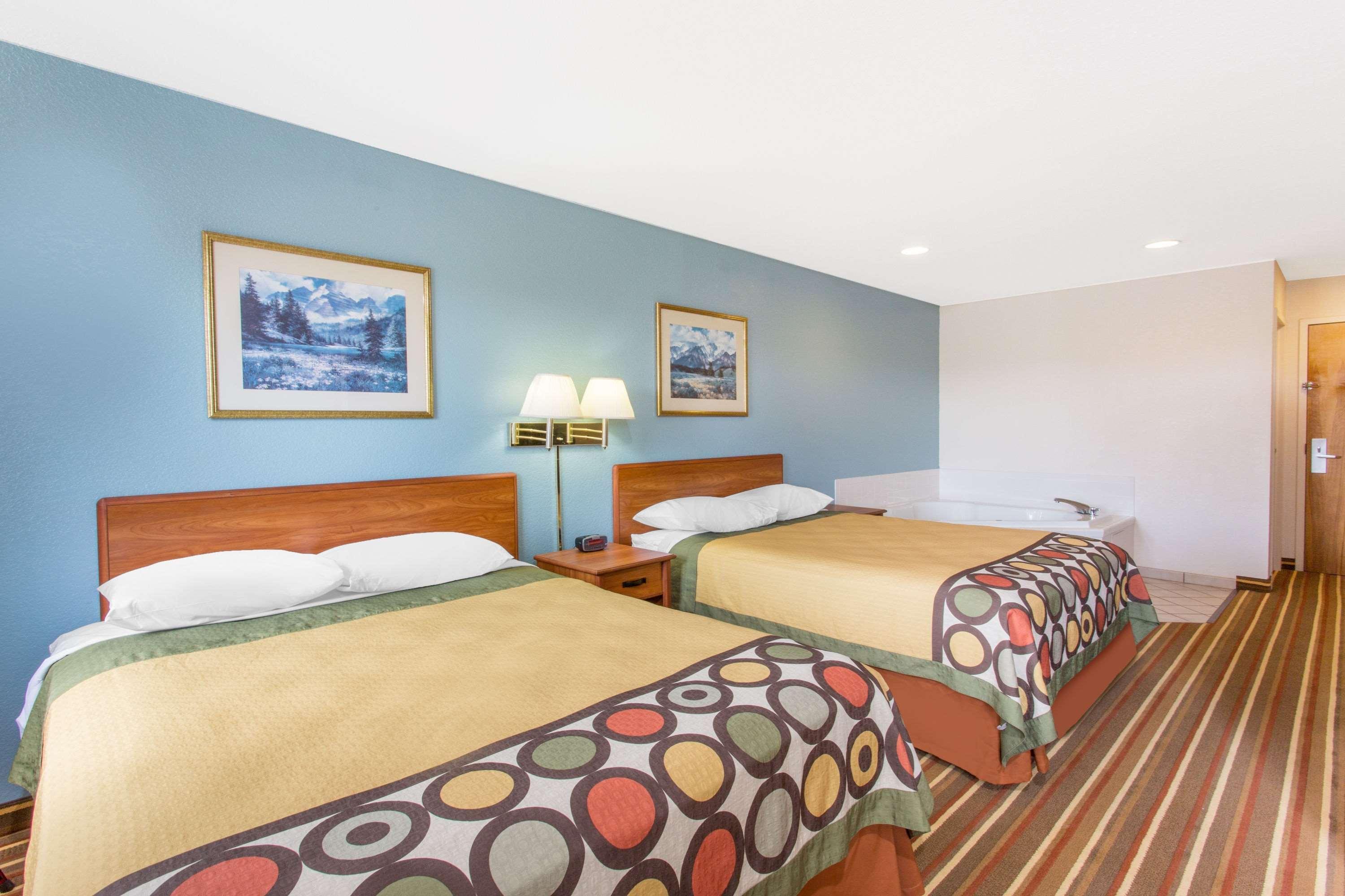 Super 8 By Wyndham Bedford Hotel Exterior photo