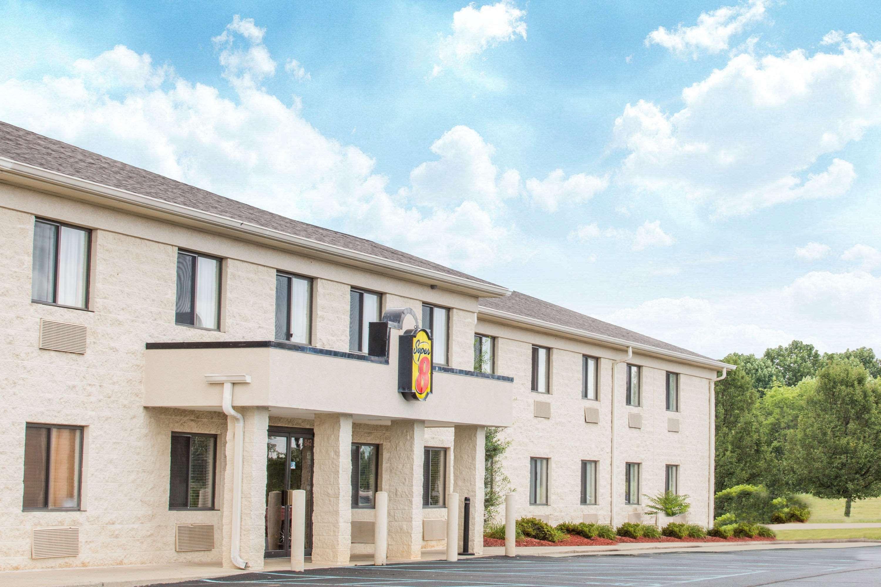 Super 8 By Wyndham Bedford Hotel Exterior photo