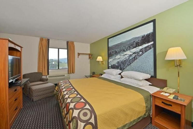 Super 8 By Wyndham Bedford Hotel Exterior photo